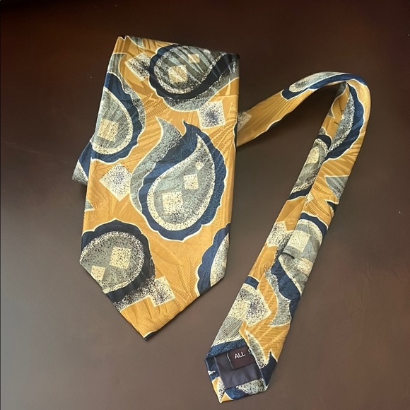 JSA Bank Other - Elegant Paisley Patterned Tie